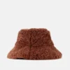 Cappello a secchiello marrone in pelliccia Cappello a secchiello marrone in pelliccia