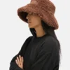 Cappello a secchiello marrone in pelliccia Cappello a secchiello marrone in pelliccia