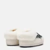 Moon Boot X Guest in Residence Evx Chalet White Sand Mules in pelliccia sintetica Moon Boot X Guest in Residence Evx Chalet White Sand Mules in pelliccia sintetica