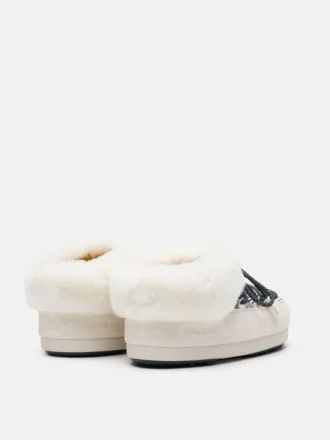 Moon Boot X Guest in Residence Evx Chalet White Sand Mules in pelliccia sintetica
