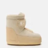 Stivali in camoscio beige con cinturino Icon di Moon Boot X Vandythepink®