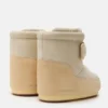 Stivali in camoscio beige con cinturino Icon di Moon Boot X Vandythepink®