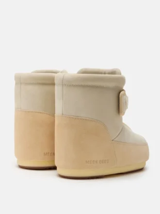 Stivali in camoscio beige con cinturino Icon di Moon Boot X Vandythepink®