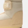 Stivali in camoscio beige con cinturino Icon di Moon Boot X Vandythepink®