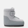 Stivali in pelle scamosciata grigia con cinturino Icon di Moon Boot X Vandythepink®
