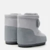 Stivali in pelle scamosciata grigia con cinturino Icon di Moon Boot X Vandythepink®