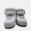 Stivali in pelle scamosciata grigia con cinturino Icon di Moon Boot X Vandythepink®
