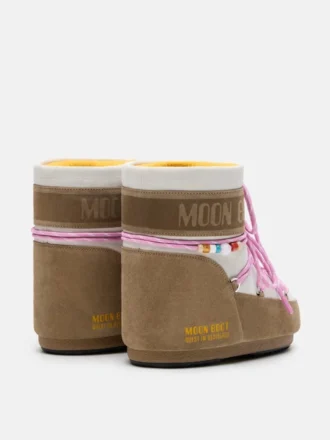 Stivali Moon Boot X Guest in Residence Icon Low in pelle scamosciata con perline color miele e sabbia