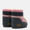 Stivali Moon Boot X Guest in Residence Icon Low in pelle scamosciata con perline grigio e rosa